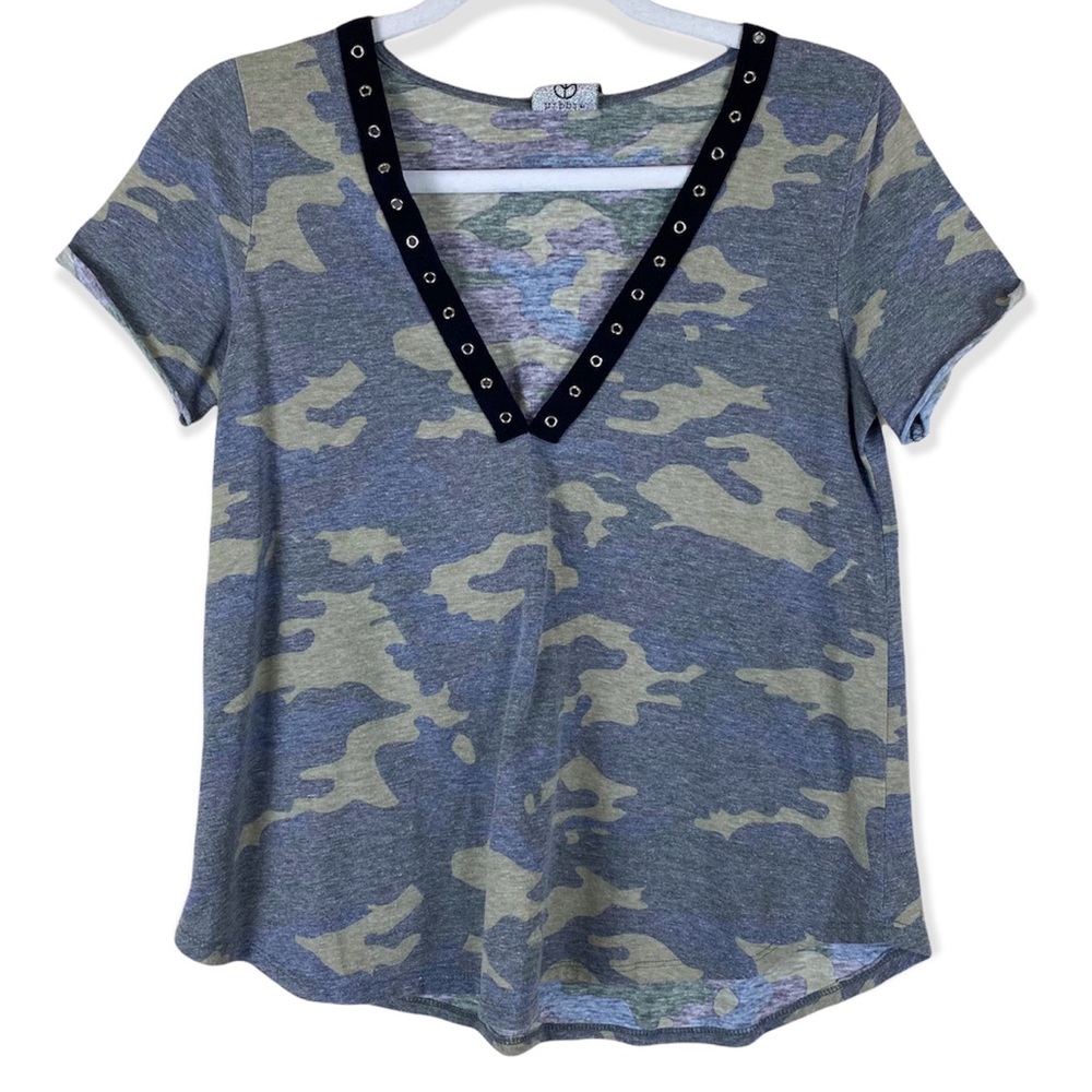 Hippie Chic Camo Size Small V-Neck Short Sleeve Top